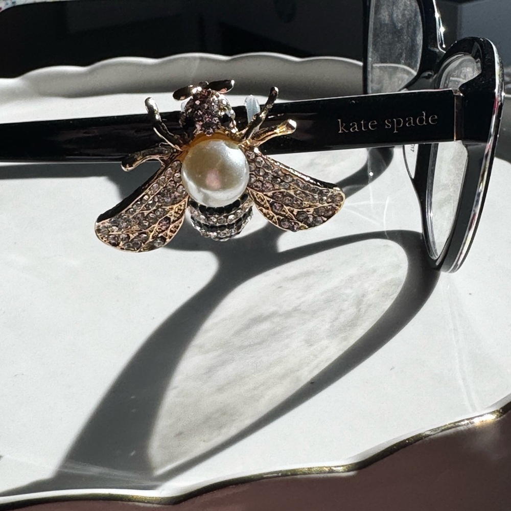 Bee with a pearl, a vintage removable glasses decor